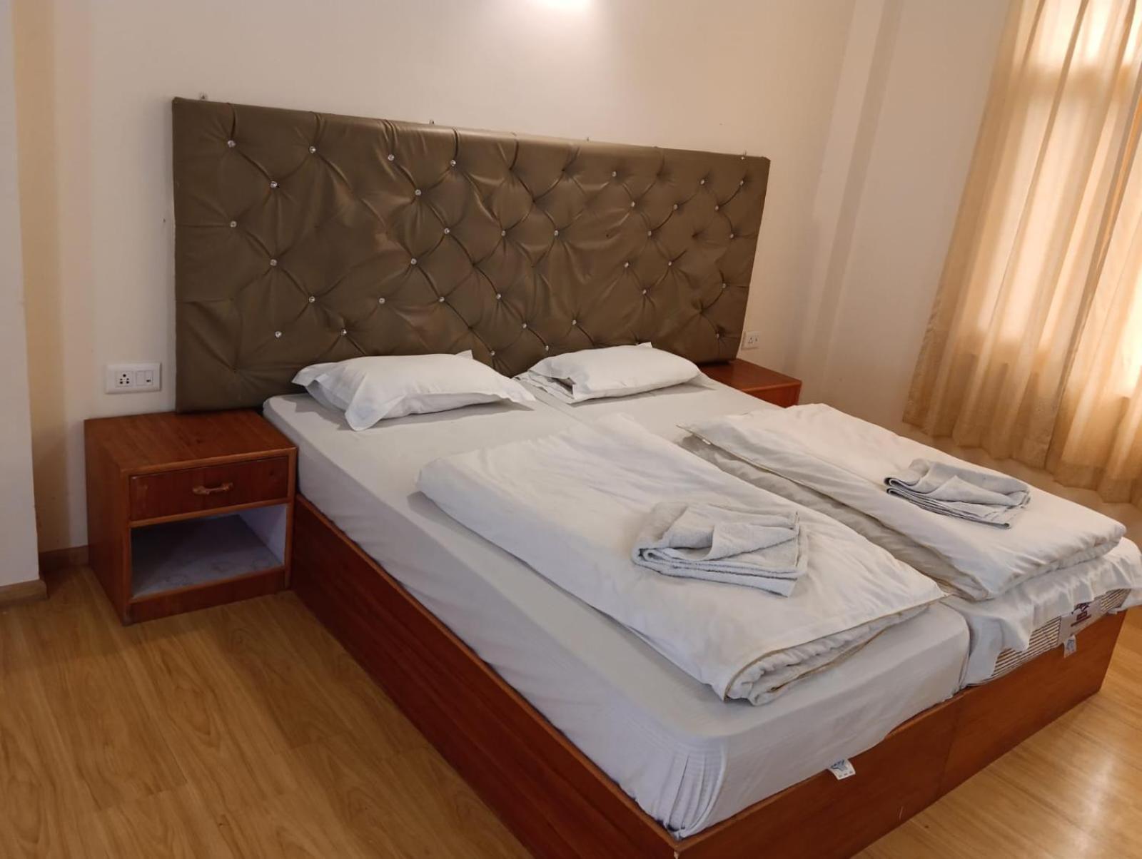Hotel Dimbir Regency Leh Esterno foto